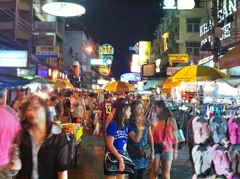 800px-Shopping_at_Khao_San_Rd_(6491938909)