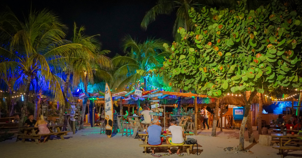 night_curacao_willemstad_blue_bar_cocktail_drink_vibrant-1068299