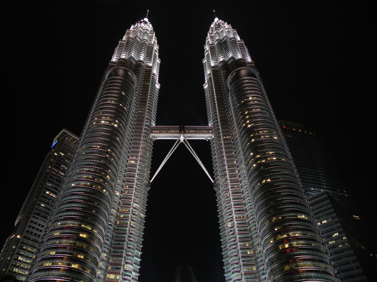 petronas-911580_1280