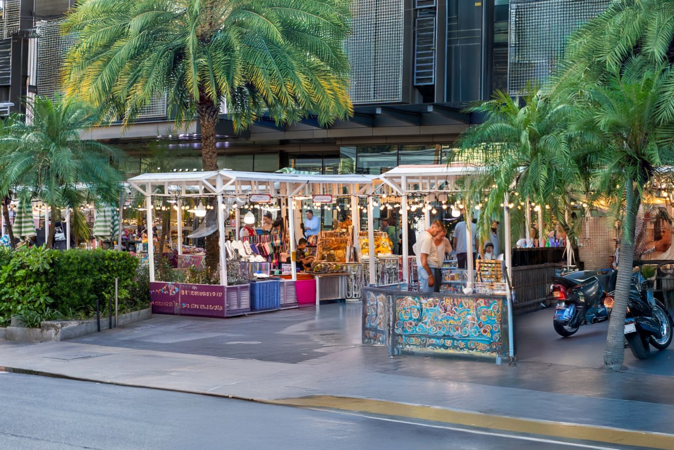 Nightlife and shopping in Patong